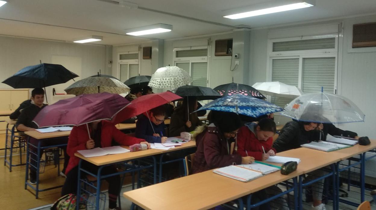 Escolares del centro durante una clase