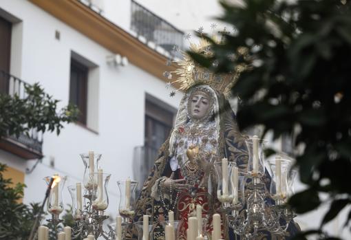 La Virgen de los Dolores, con el manto de las palomas y la saya roja