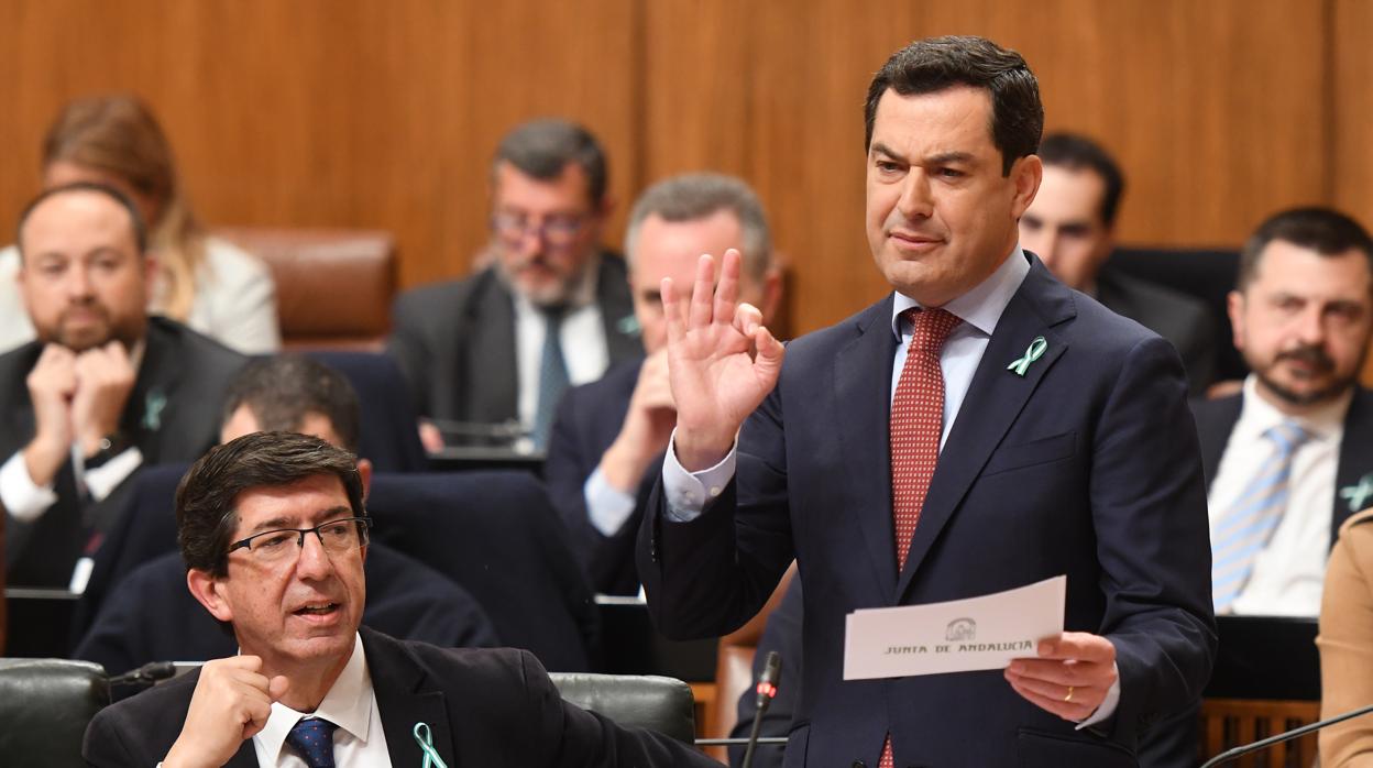 El presidente de la Junta, Juanma Moreno, junto a Juan Marín este jueves en el Parlamento