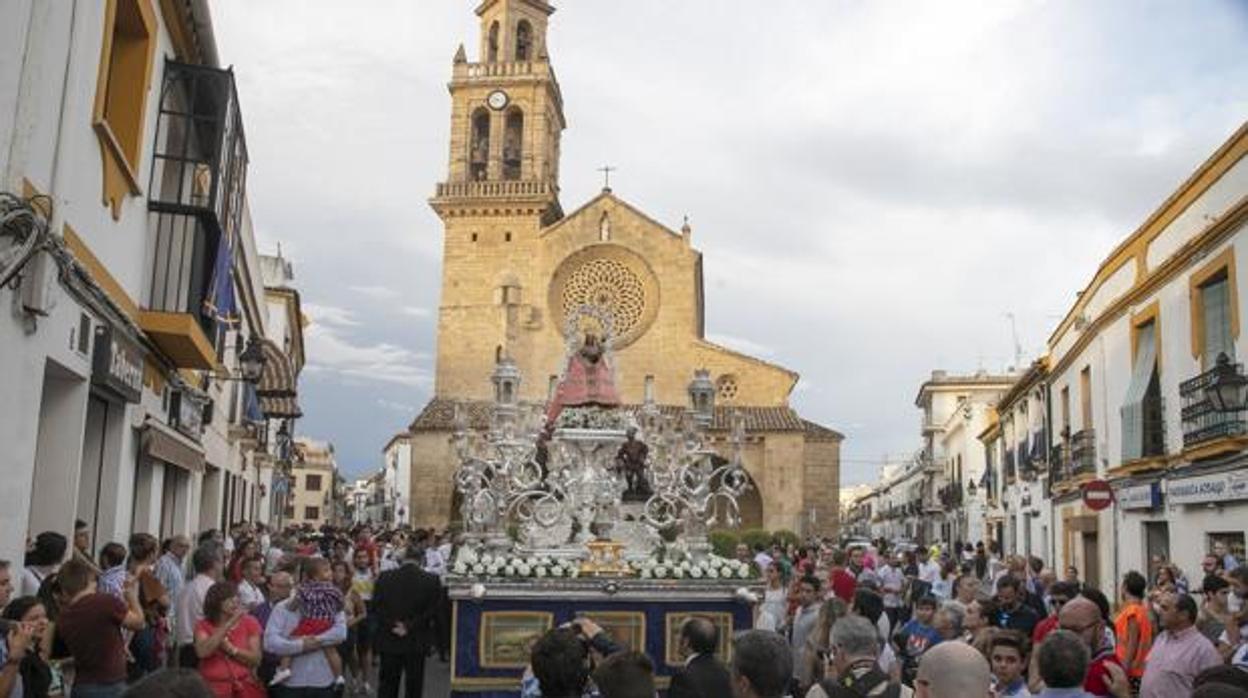 La Virgen de Villaviciosa ante la parroquia de San Lorenzo