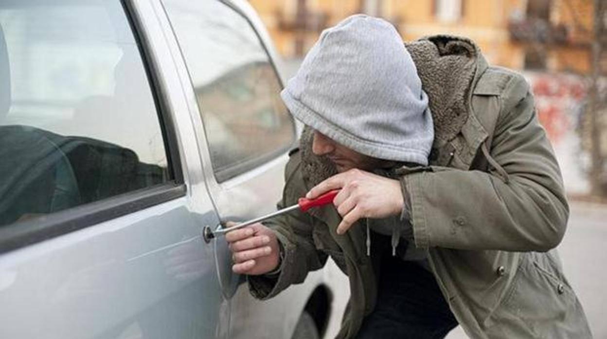 Imagen de archivo de un hombre intentando robar un coche