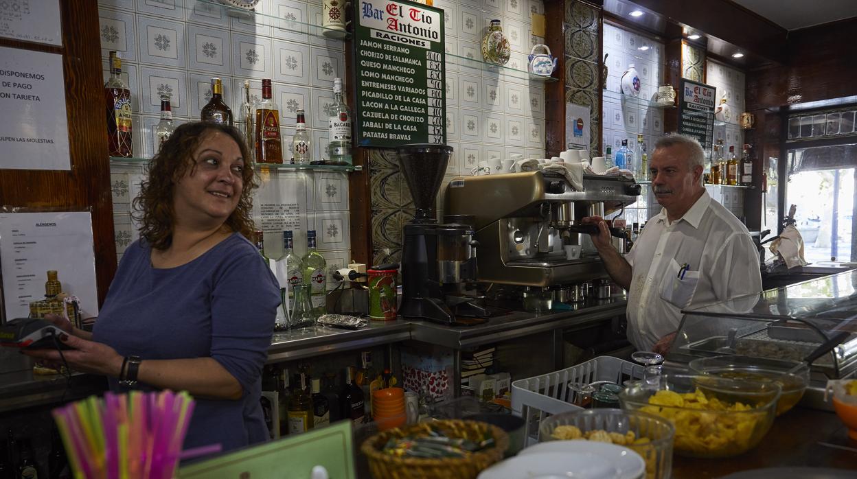 Dos personas trabajando en un bar