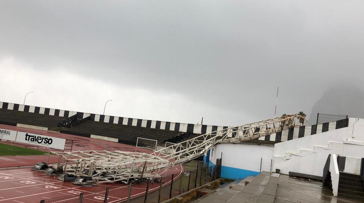 Imagen de la torre de iluminación que ha derribado el viento en La Linea de la Concepción