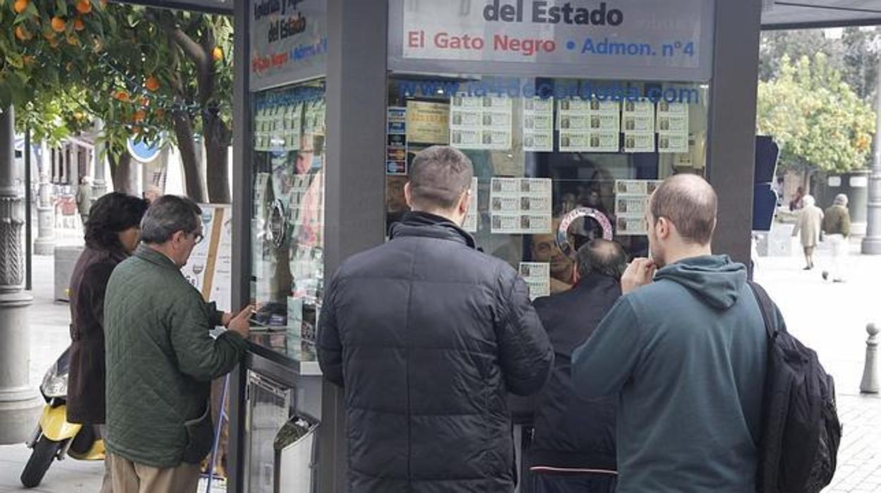 Varios cordobeses comprando Lotería de Navidad en una imagen de archivo