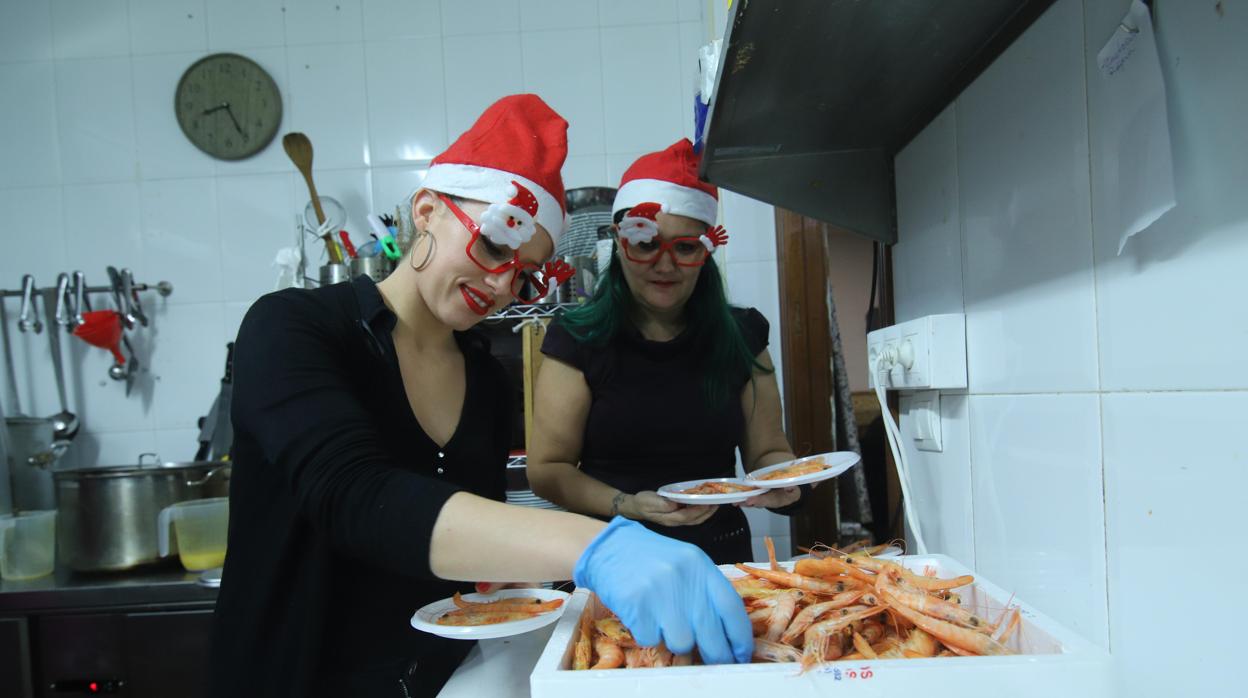 Dos voluntarias en el restaurante ¡Ni lo dudes! de las Quemadas