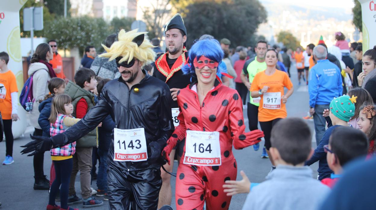 Dos corredores disfrazados en la última edición de la San Silvestre de Córdoba