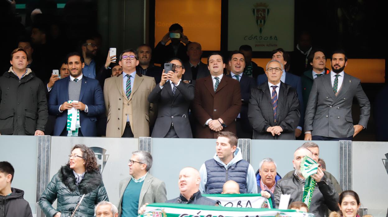 Abdulla Al-Zain (derecha), Alejandro Blanco (a su lado) y Al-Nusuf, con el móvil, en el palco