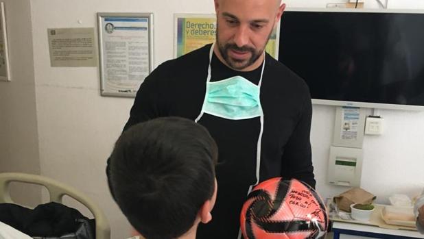 El portero cordobés Pepe Reina visita y reparte regalos a los niños hospitalizados en el Reina Sofía