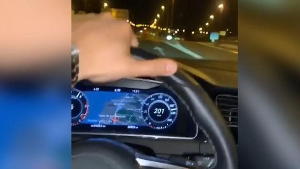 Circula a 202 km/h en una vía limitada a 80 en Marbella, se graba y lo sube a Internet