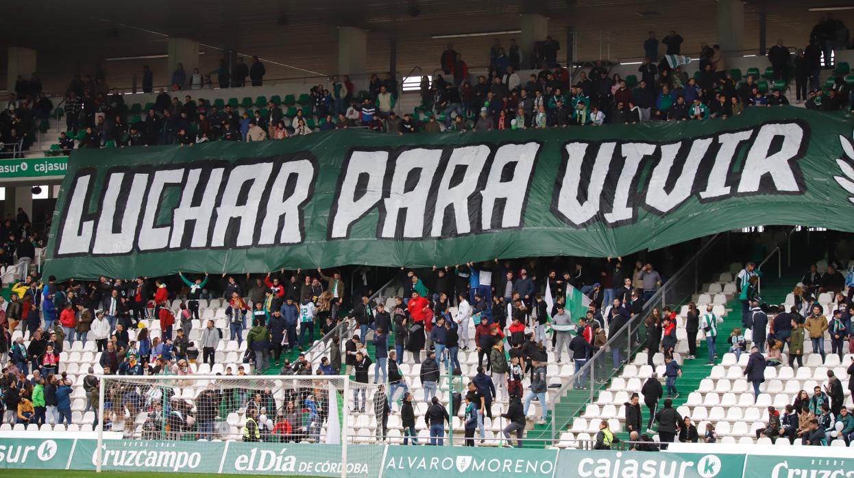 La afición del Córdoba CF apoya al equipo blanquiverde el domingo ante el Marbella