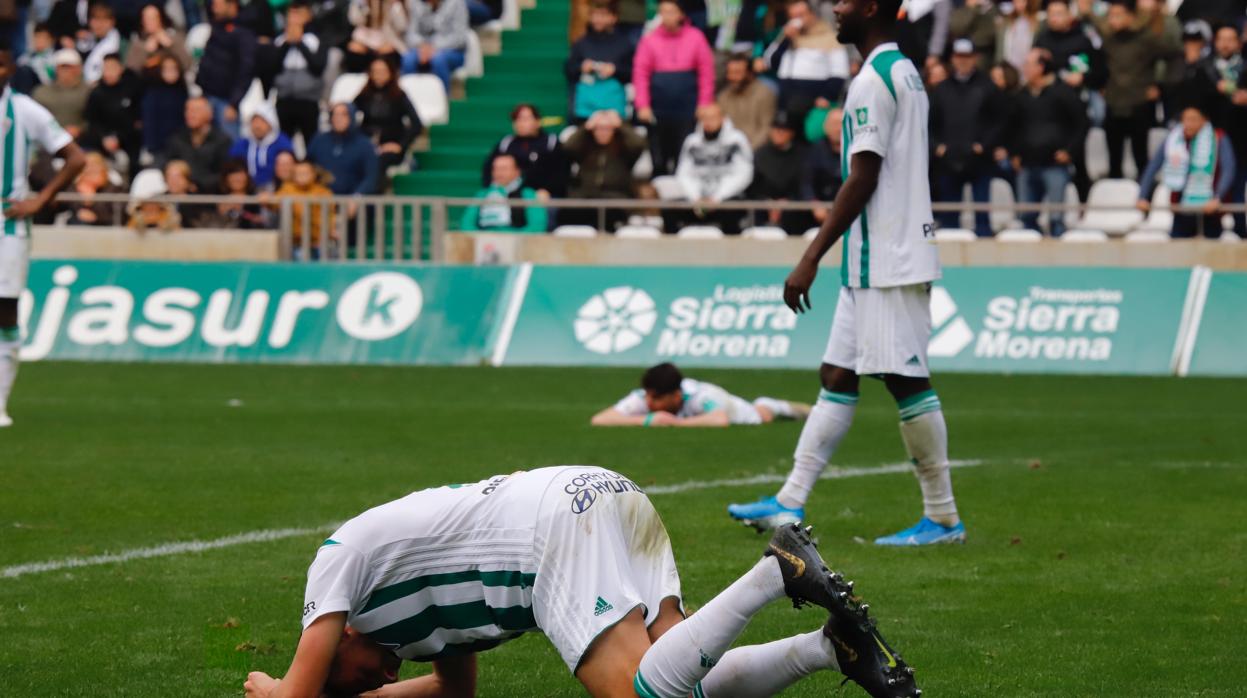 Varios jugadores del Córdoba CF lamentan la derrota ante el Marbella en el último partido