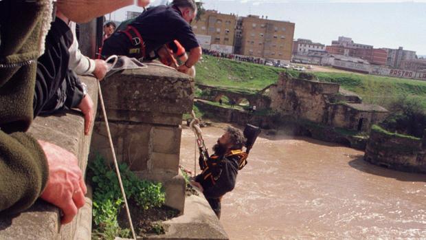 Bomberos rescatan a un joven que se había precipitado por el Puente de San Rafael