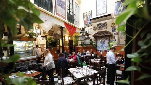 Patio central de la Taberna San Miguel