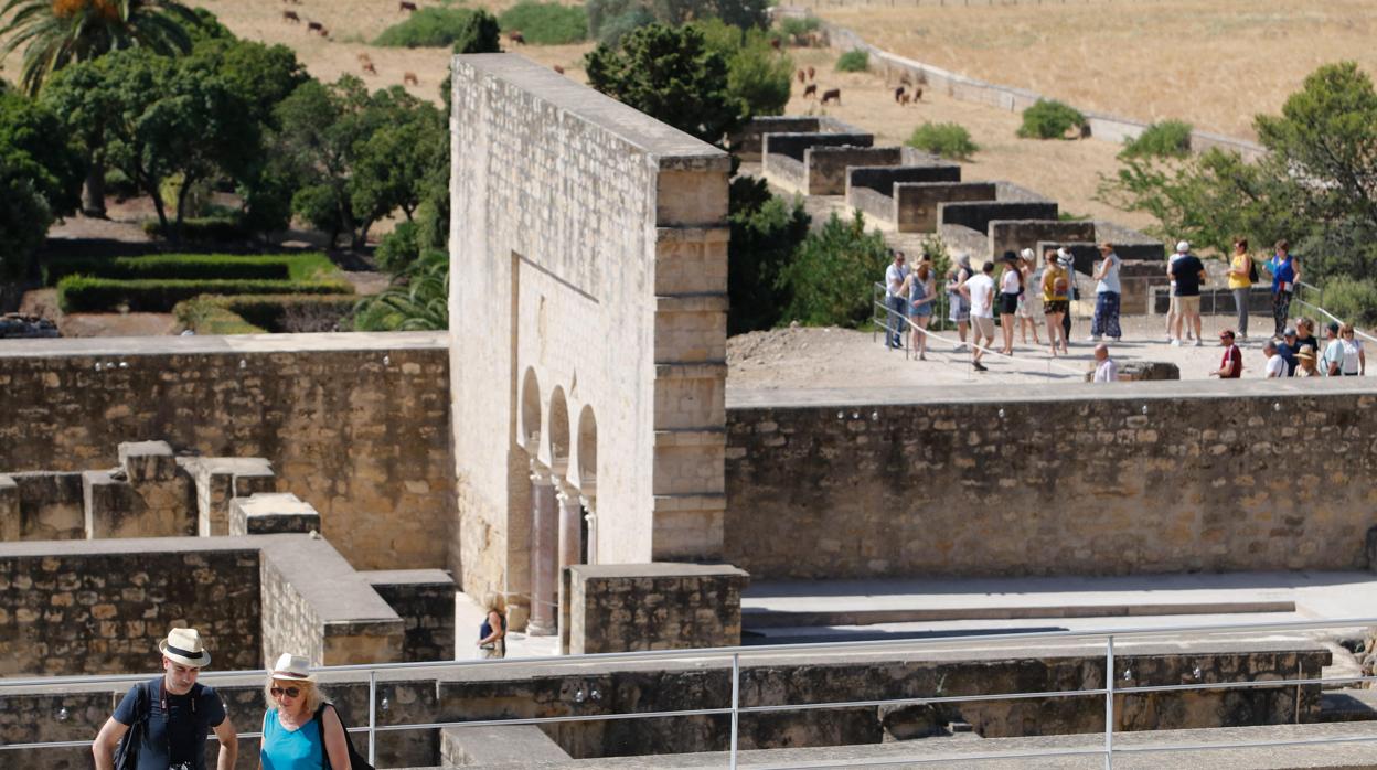 Visitantes en la ciudad califal de Medina Azahara en Córdoba