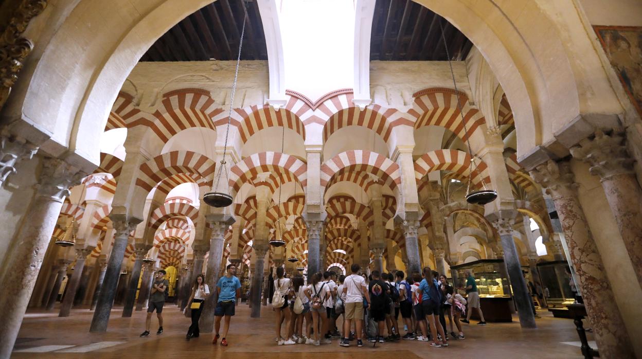 Turistas en la Mezquita-Catedral de Córdoba