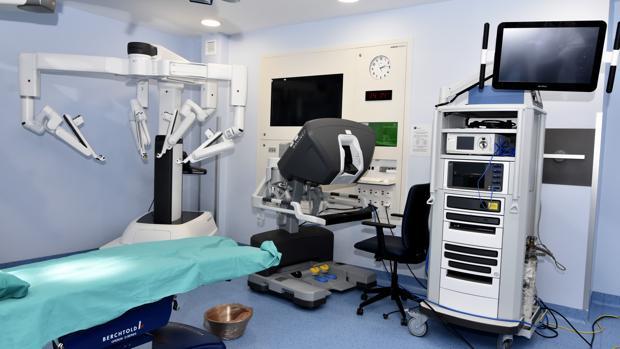 El «robot cirujano» del Hospital Reina Sofía se acerca a las 300 operaciones en menos de un año en Córdoba