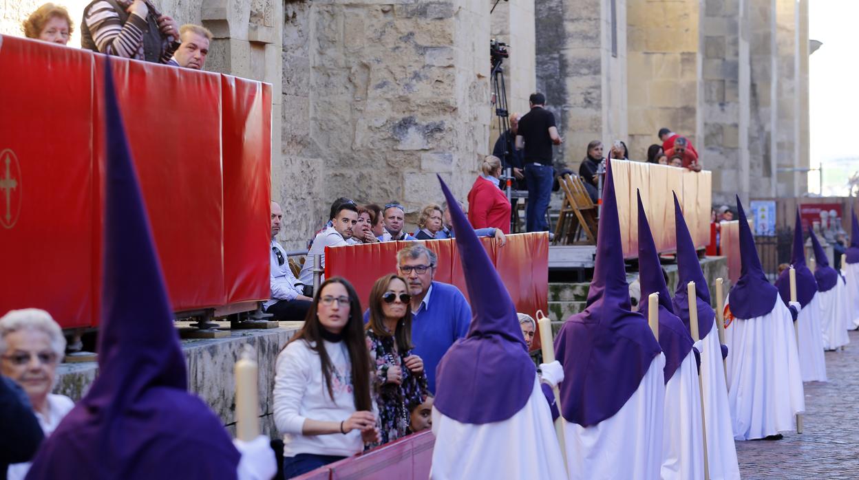 Palcos en el entorno de la Mezquita-Catedral durante la Semana Santa