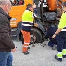 El Ayuntamiento de Lucena actúa de urgencia en la calle Trasmatadero tras el socavón en una vivienda