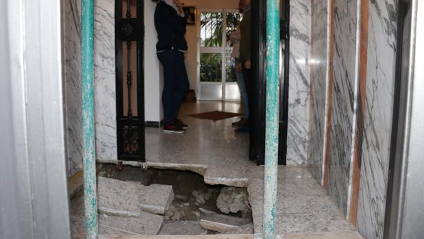 El Ayuntamiento de Lucena actúa de urgencia en la calle Trasmatadero tras el socavón en una vivienda