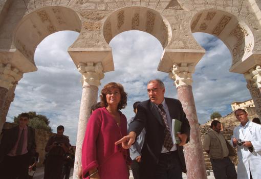 Antonio Vallejo, con Carmen Calvo, entonces consejera de Cultura, en la Casa de Ya'Far de Medina Azahara