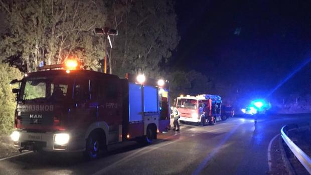 Los bomberos de Córdoba rescatan a tres personas atrapadas en sus coches por accidentes