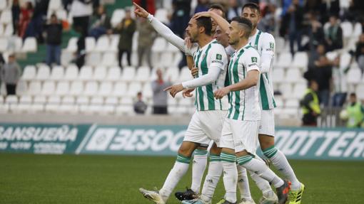 La plantilla del Córdoba CF celebra un gol de Miguel de las Cuevas