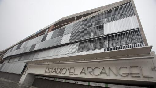 Imagen de un acceso del estadio El Arcángel