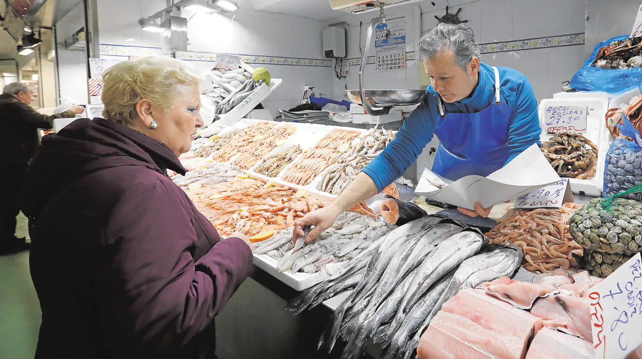 Un puesto de pescado y marisco en el mercado de La Mosca
