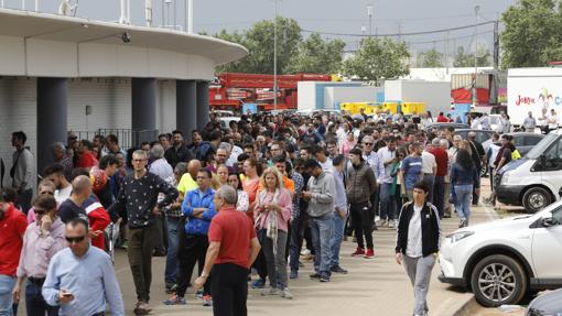 Centenares de seguidores hacen cola para comprar entradas del Córdoba CF