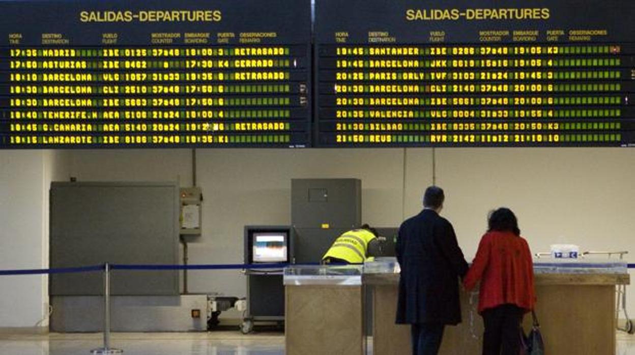 Dos viajeros esperan en el aeropouerto