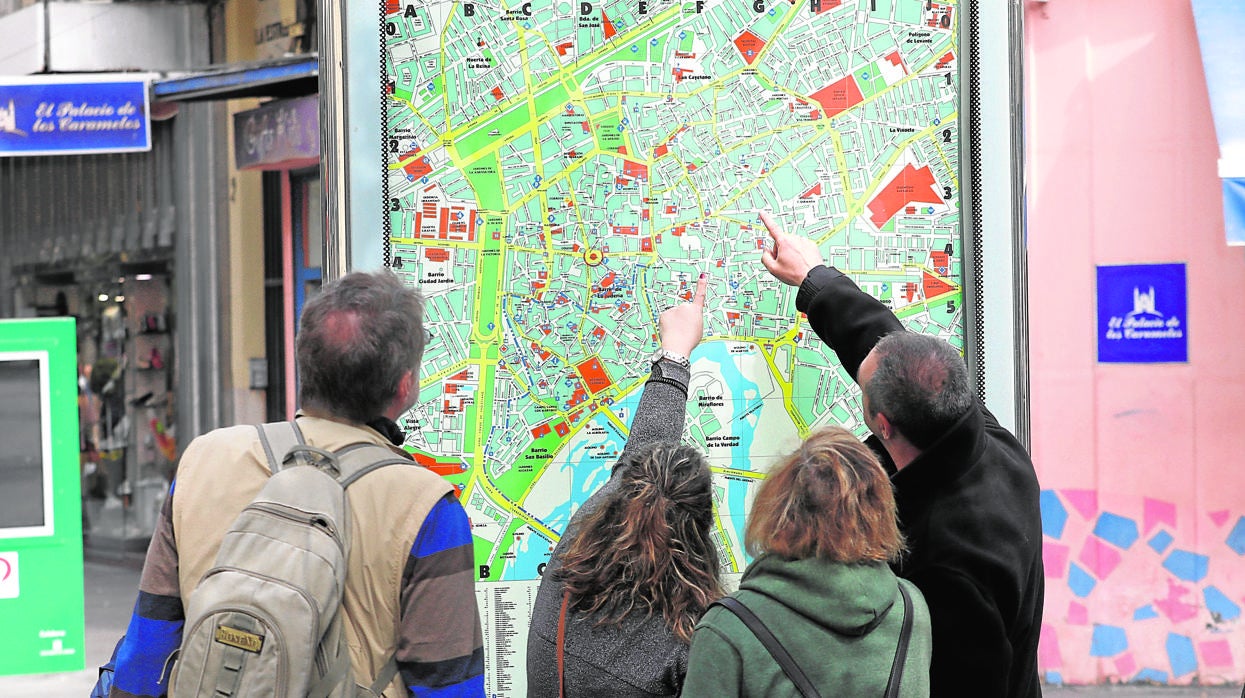 Turistas consultan un plano de la ciudad