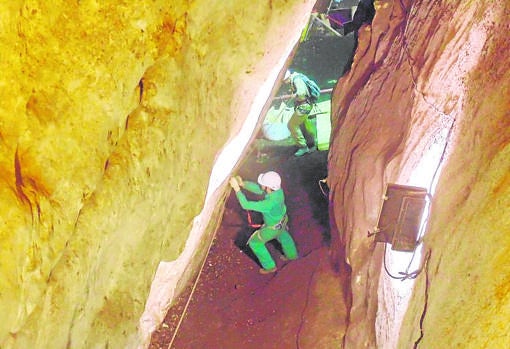 Excavación en la Cueva del Ángel de Lucena