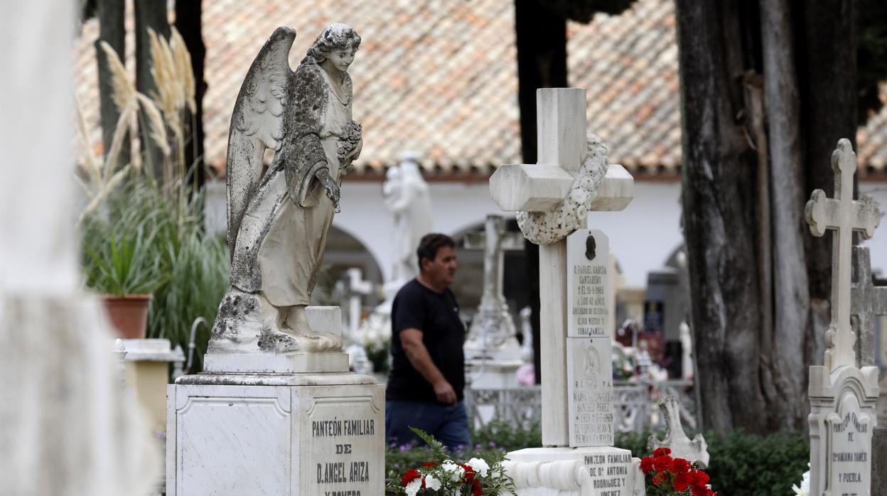 Tumbas en el cementerio de San Rafael en Córdoba