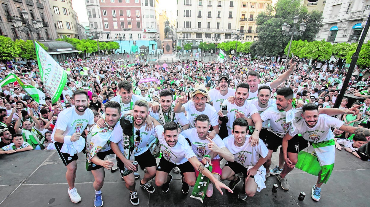 Celebración de los jugadores del futsal en la plaza de las Tendillas este año