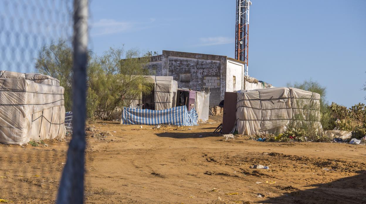 Algunas de las chabolas en pie tras el último incendio en un asentamiento de Lepe