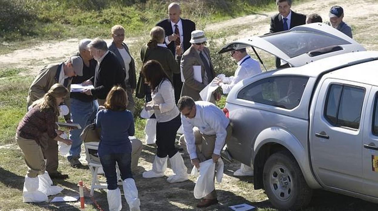 Una delegación de técnicos de EEUU durante una visita a los terrenos de Palomares