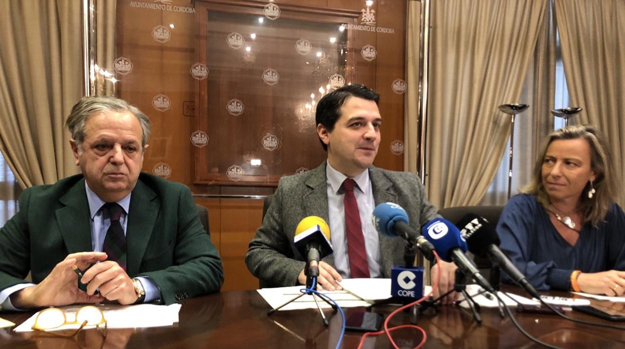 Salvador Fuentes, José María Bellido e Isabel Albás, ayer en rueda de prensa