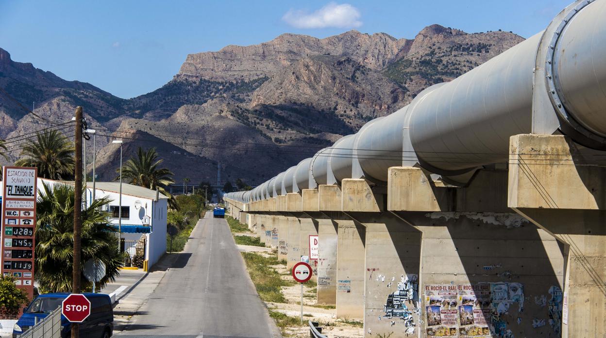 Imagen del trasvase Tajo-Segura a su paso cerca de Orhuela