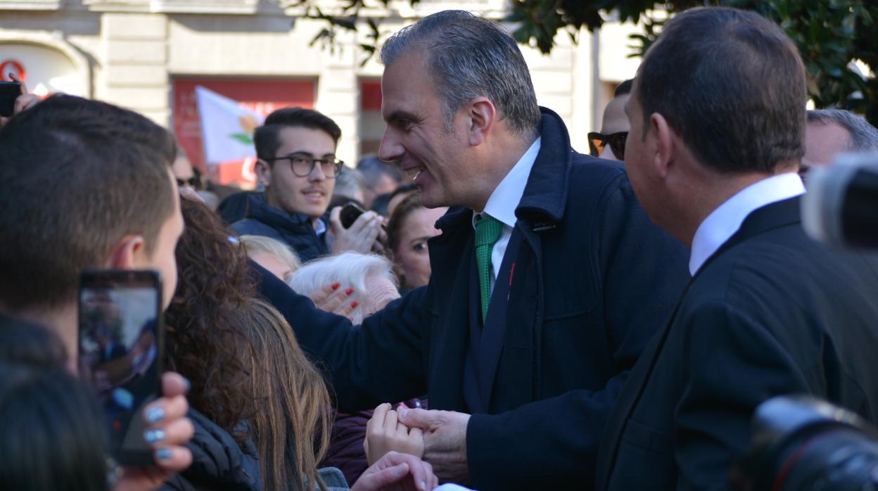 El secretario general de Vox, Javier Ortega Smith, saludando a simpatizantes en Granada.