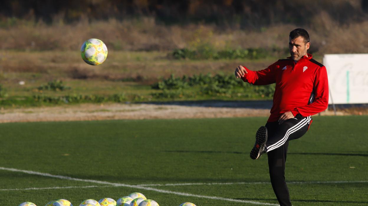 Agné golpea al balón en un entrenamiento