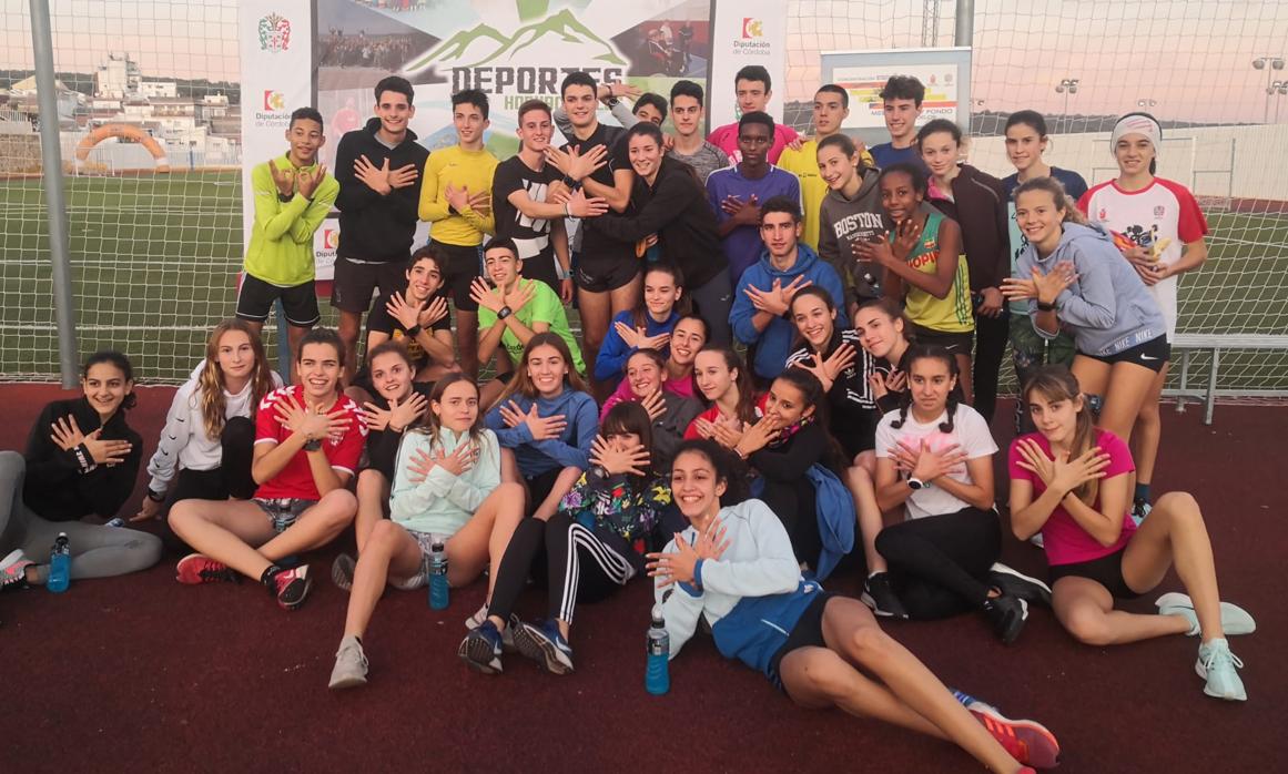 Los jóvenes concentrados, en la pista de atletismo