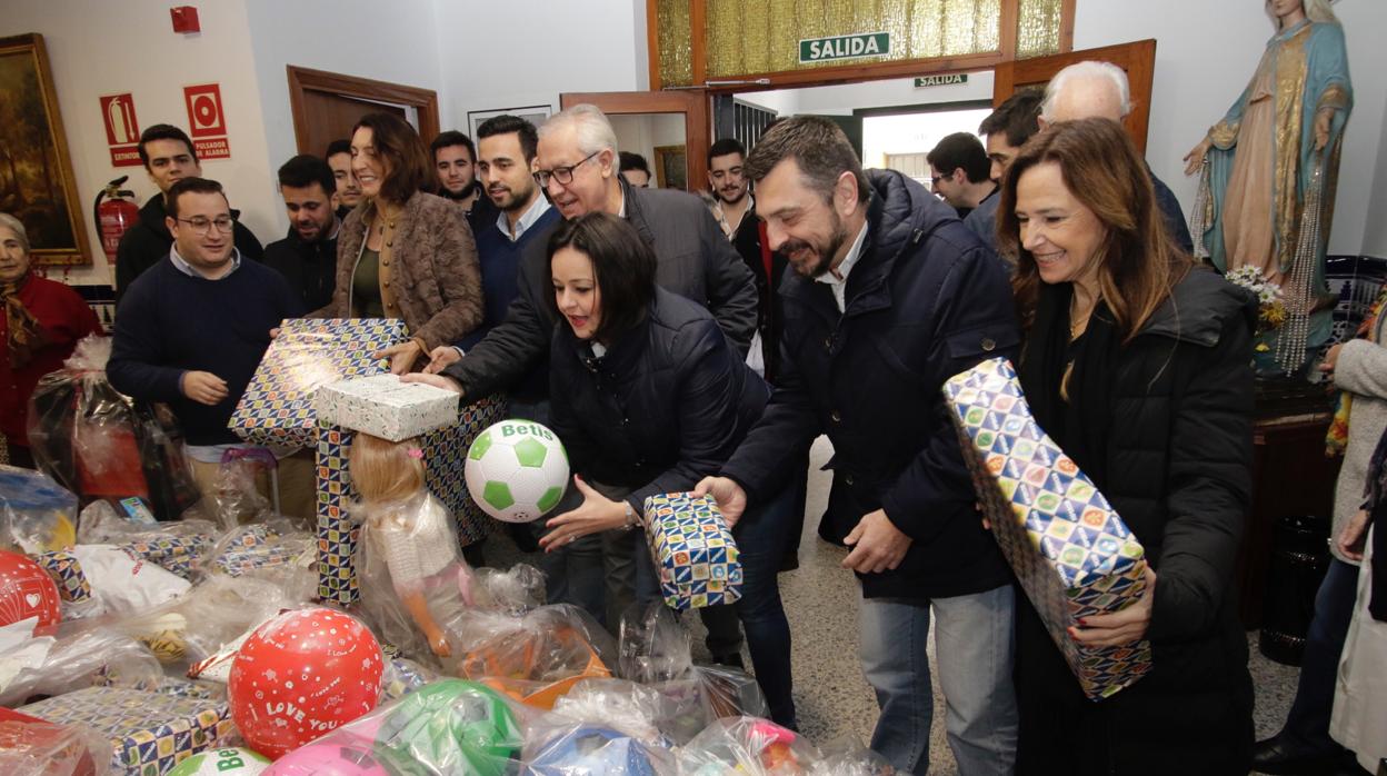 Entrega a las Hermanas de San Vicente de Paúl en el comedor del Pumarejo, en Sevilla, de juguetes