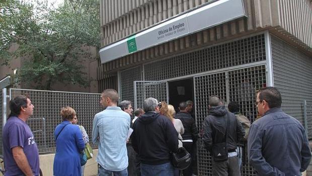 Empresas privadas buscarán trabajo a parados andaluces gracias a un acuerdo con la Junta