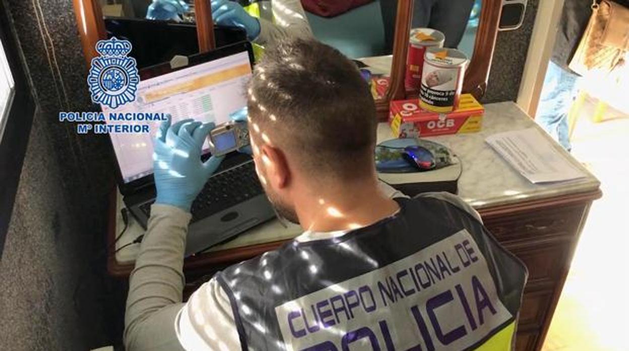 La Policía Nacional analiza un ordenador intervenido en una operación contra la pedofilia