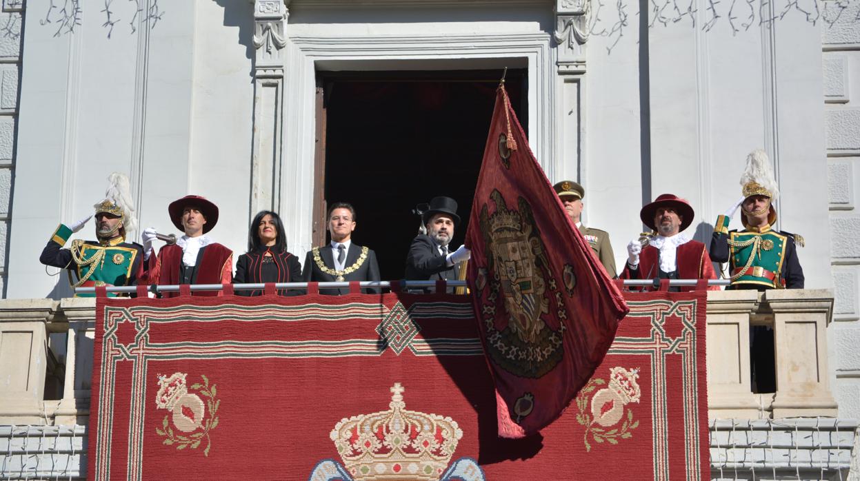 El concejal socialista Jacobo Calvo ha tremolado el estandarte real en el Ayuntamiento de Granada.