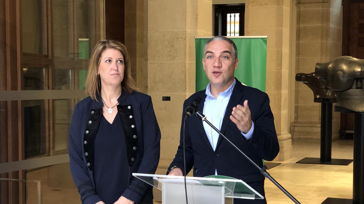 Elías Bendodo, junto a Carmen Casero, delegada de Cultura en Málaga, en rueda de prensa este sábado en el Museo de la Aduana