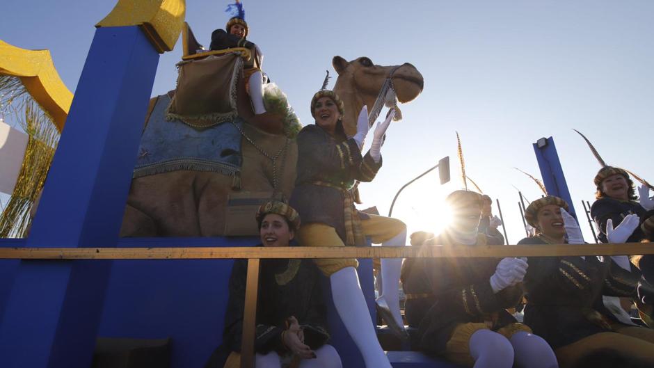 Comienza la cabalgata de los Reyes Magos de Córdoba entre miles de personas