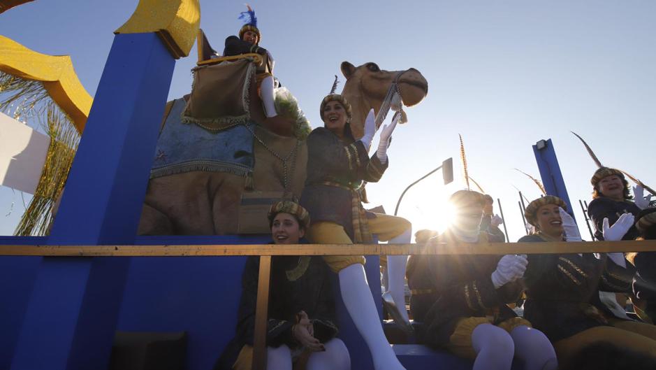 Comienza la cabalgata de los Reyes Magos de Córdoba entre miles de personas