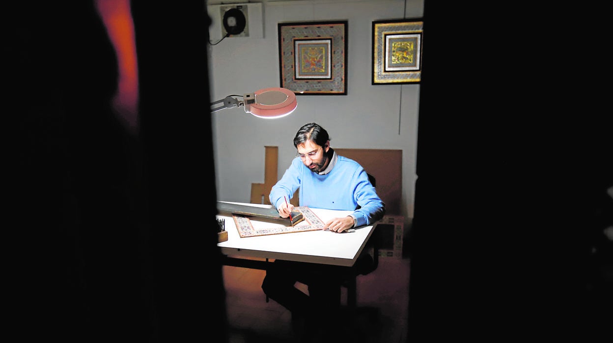 José Carlos Villarejo, en su taller de la Casa del Guadamecí de Córdoba