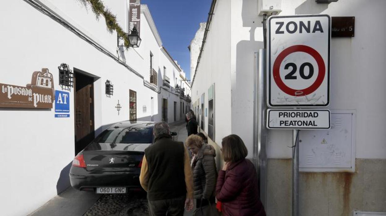 Tráfico y peatones a la entrada de la calle Moriscos